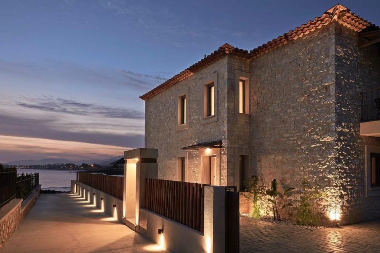 4 βίλες μπροστά στη θέλασσα (Αγιος Δημήτριος, Δυτική Μάνη)